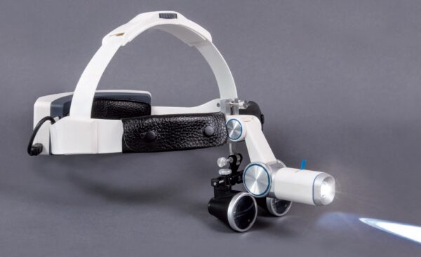 Lampada frontale a LED H-800 con pacco batterie integrato nel caschetto ed occhialini binoculari (disponibili come accessori)