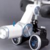 Dettaglio lampada frontale a LED H-800 con occhialini binoculari (disponibili come accessori)