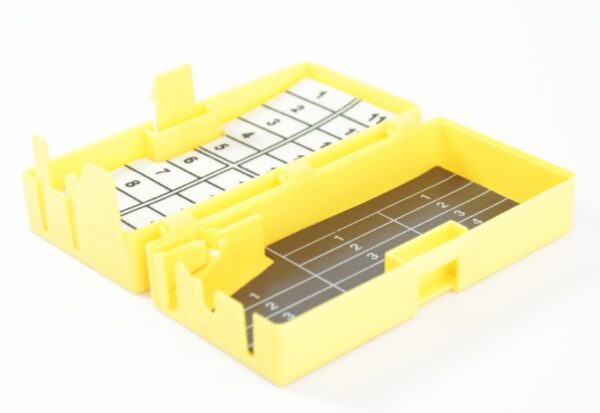 Contenitore per lo smaltimento sicuro di aghi e lame con 1 lato in foam ed 1 lato dotato di magnete, con sistema rimozione lame, cod.IMS263C