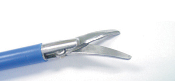 Dettaglio forbice con punta curva monouso per laparoscopia cod. IMS337B