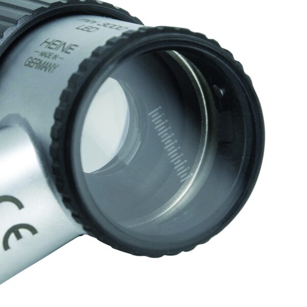 Dermatoscopio Heine mini 3000 con piastrina di contatto con scala graduata, disponibile come accessorio